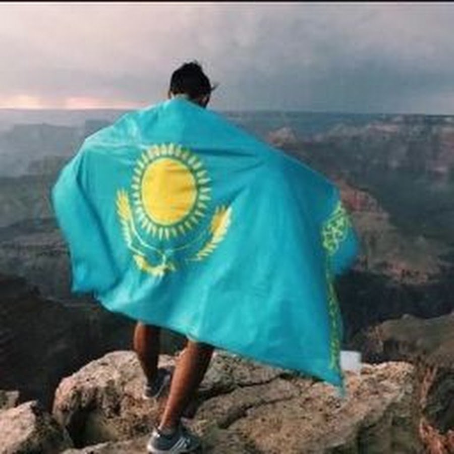 Девушка с казахстанским флагом