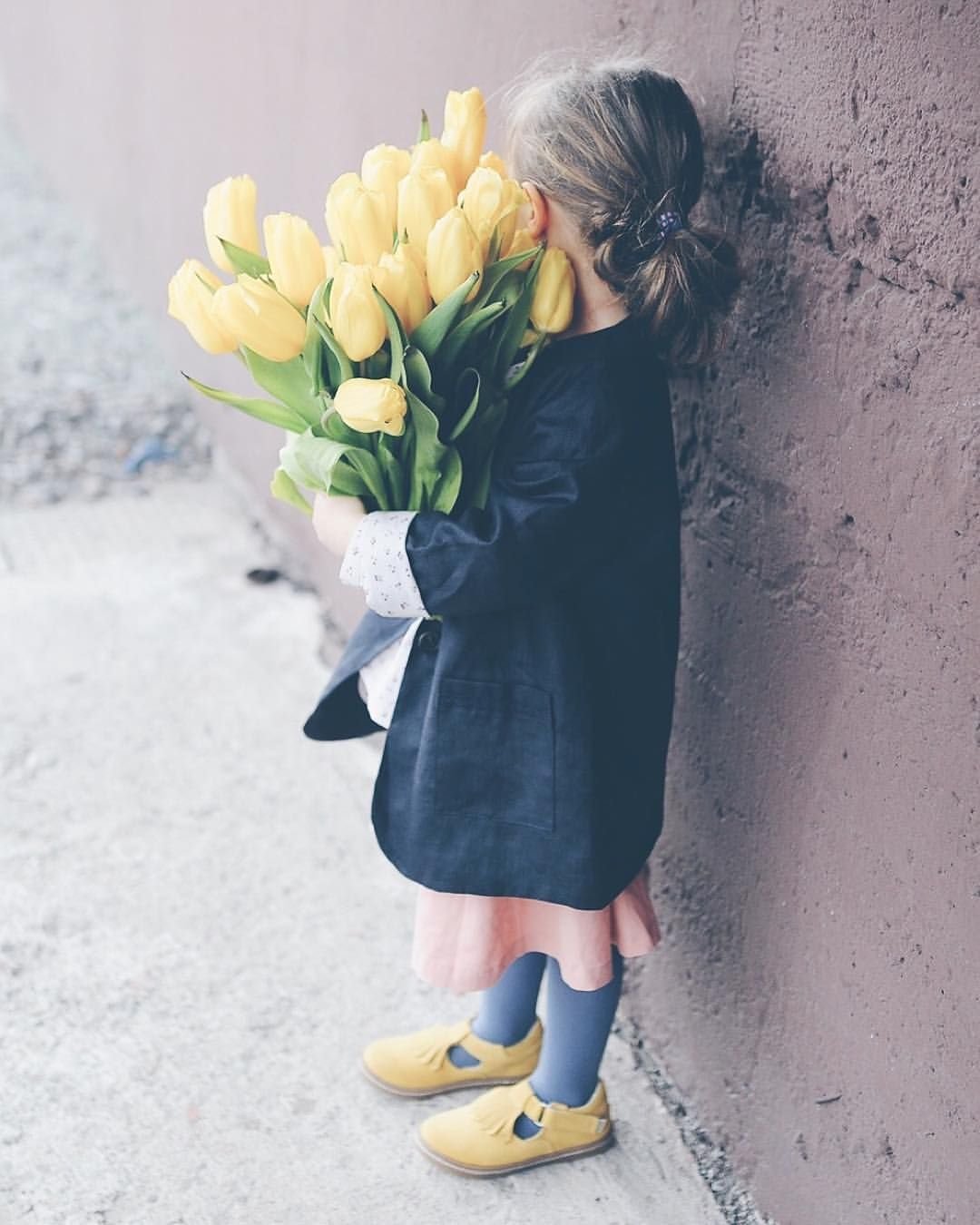 Девушка чего вам весну и огромный букет тюльпанов Ой простите