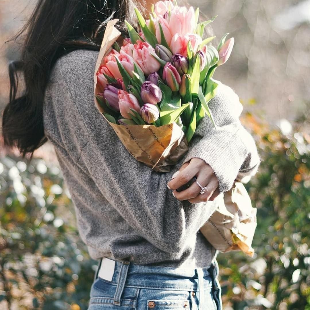 Брюнетка с тюльпанами