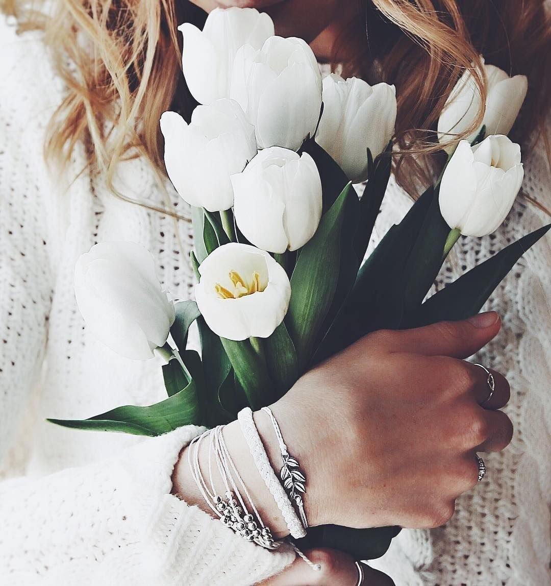 Девушка с белыми тюльпанами