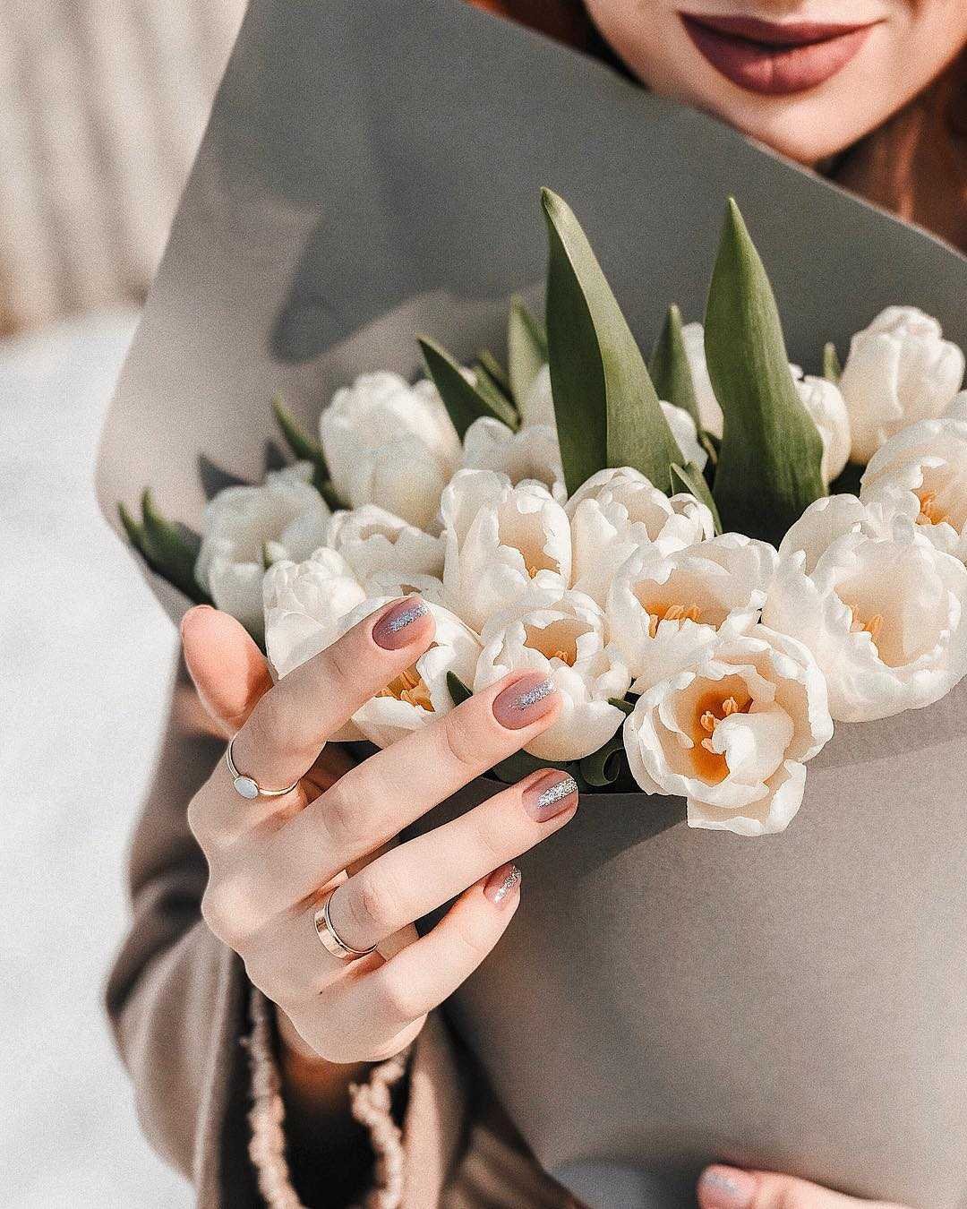 Девушка с тюльпанами