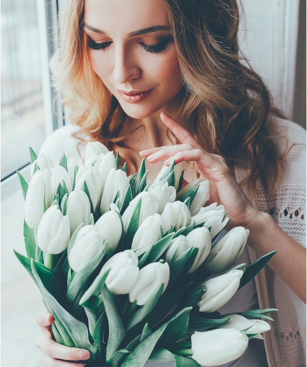Как красиво сфоткать тюльпаны. Девушка с тюльпанами. Девушка с букетом тюльпанов. Девушка с белыми тюльпанами.