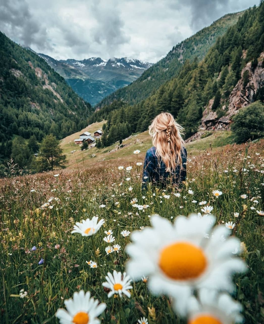 Девушка сидит на горе