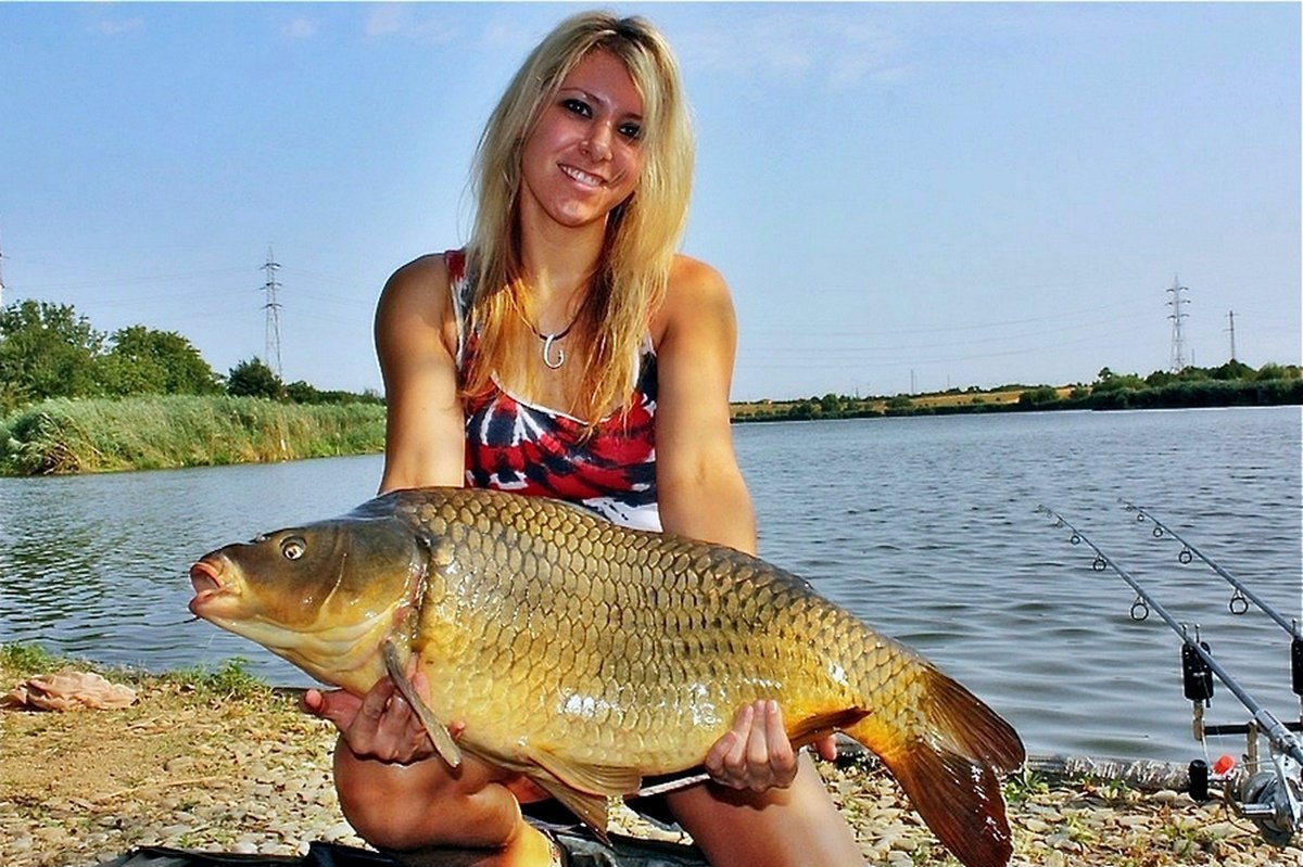 Клева мама. Рыбалка летом. Девушка с карпом. Рыбы и рыбалка. Красивая девушка с карпом.