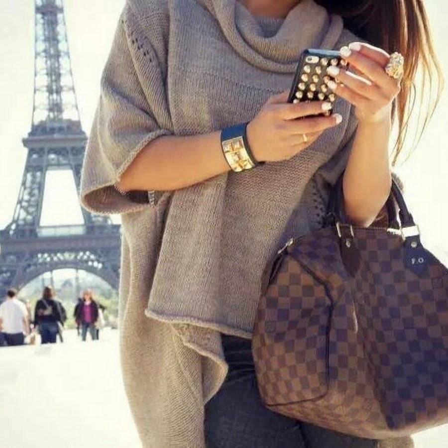 Красивая брюнетка с цветами