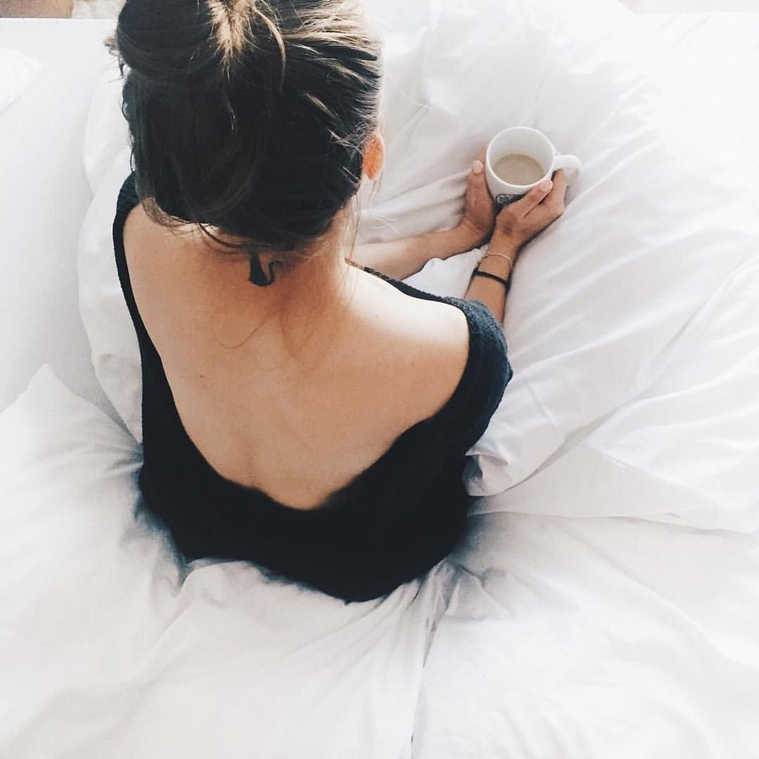 Брюнетка со спины