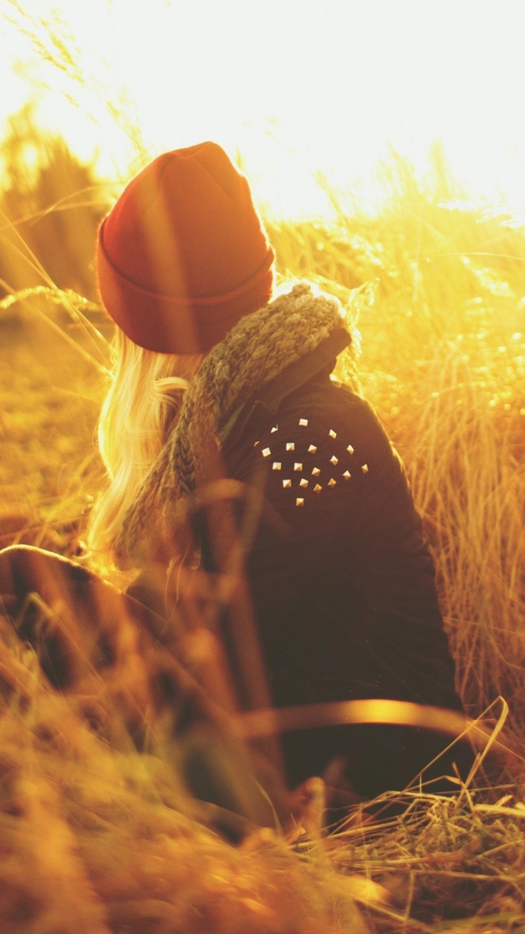 Брюнетка с кофе со спины