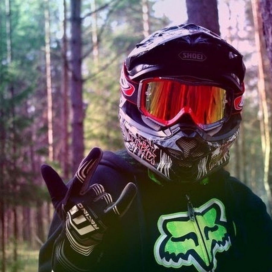 Красивый парень в маске