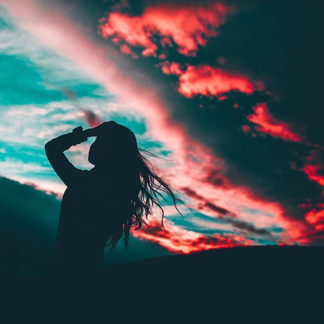 Девушка танцует в темноте