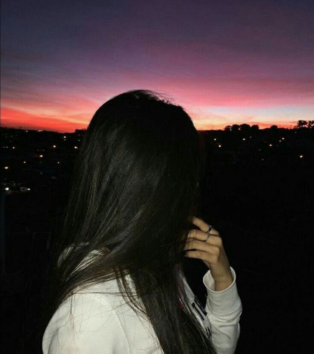 Брюнетка с закрытым лицом