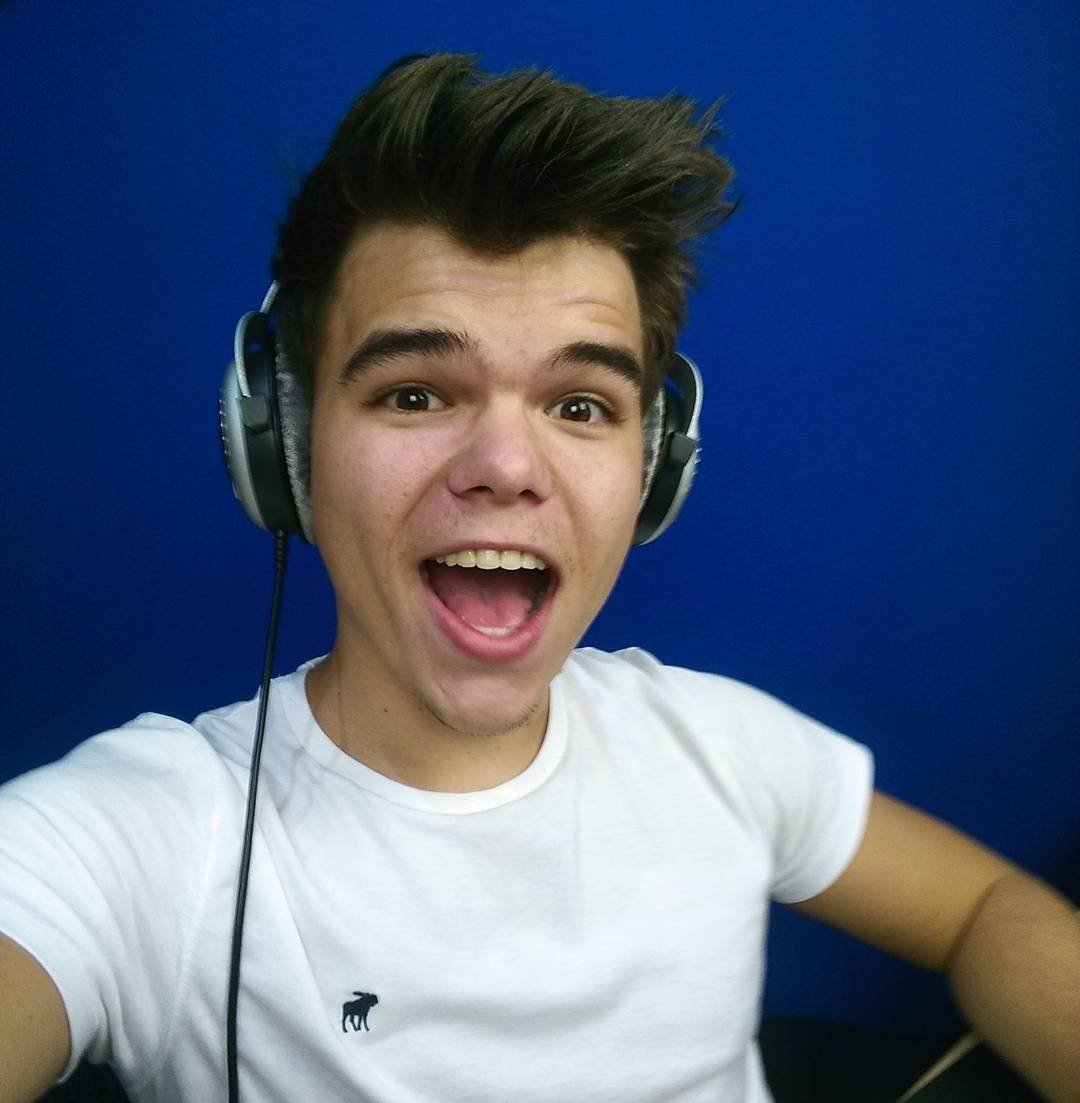 Парень в белой Балаклаве