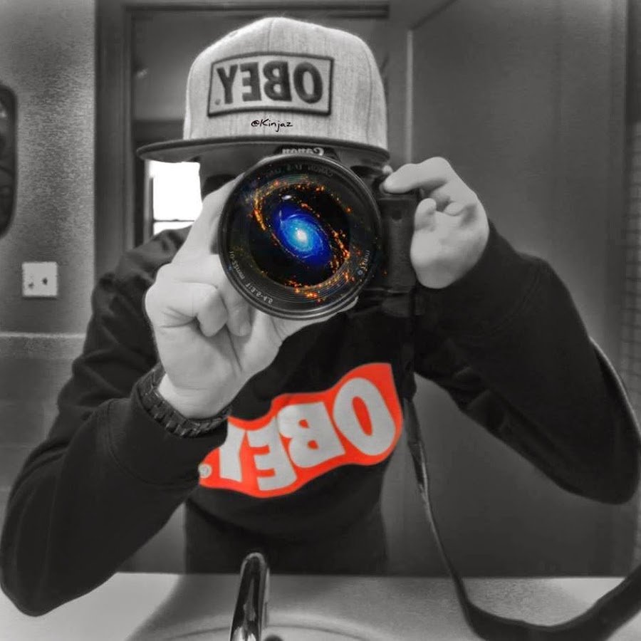 Парень с фотоаппаратом в кепке