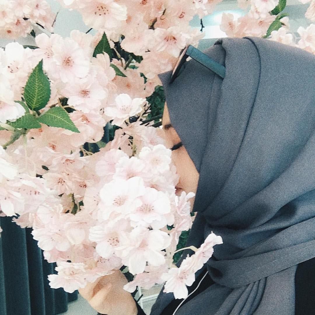 Красивые девушки в хиджабе со спины