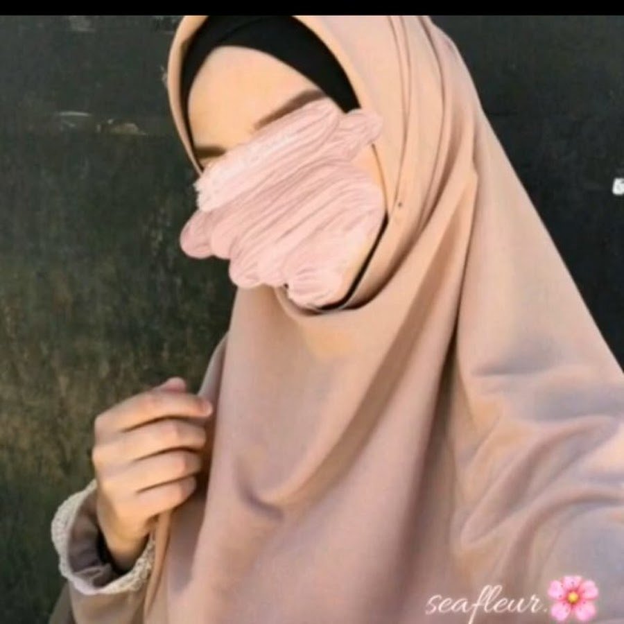 Мусульманка в хиджабе со спины