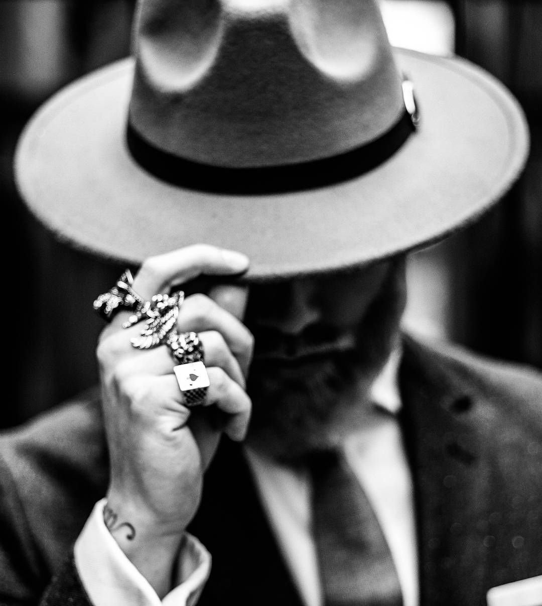 Парень в кепке и маске