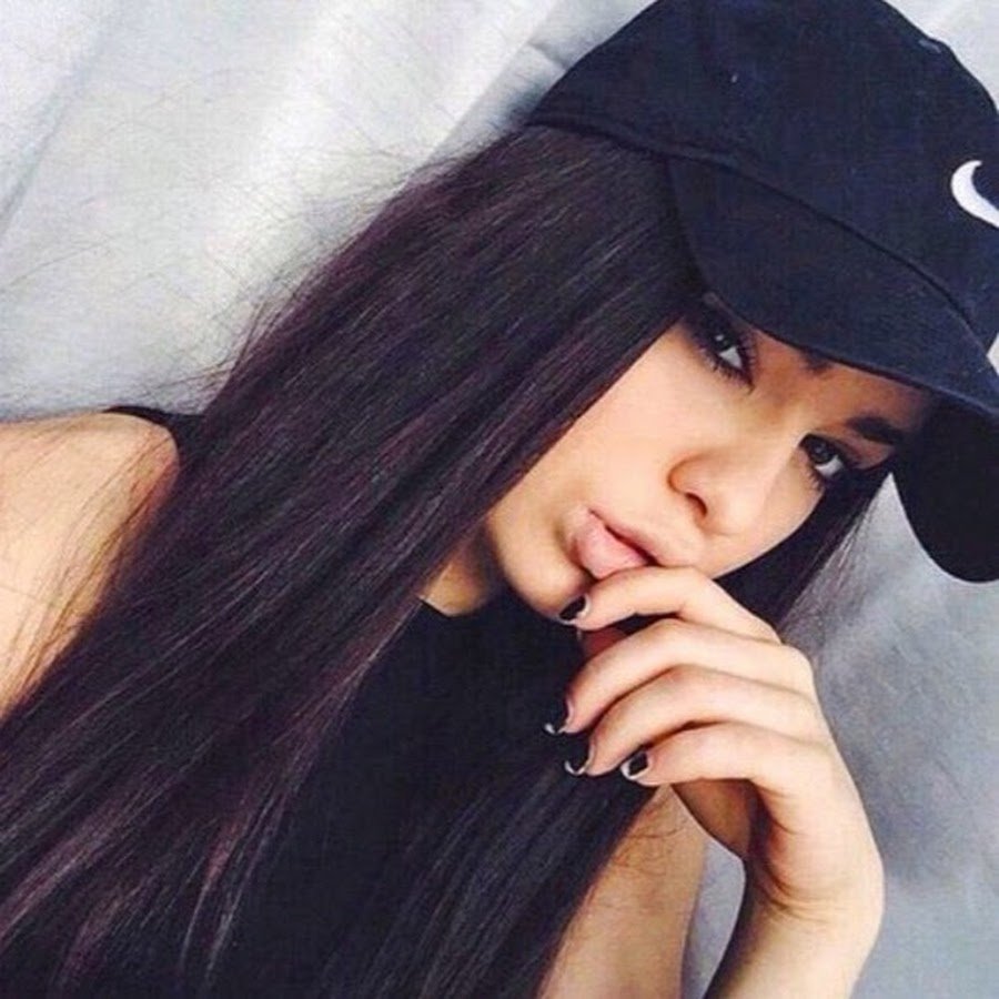 Девушка с чёрными волосами в бейсболке