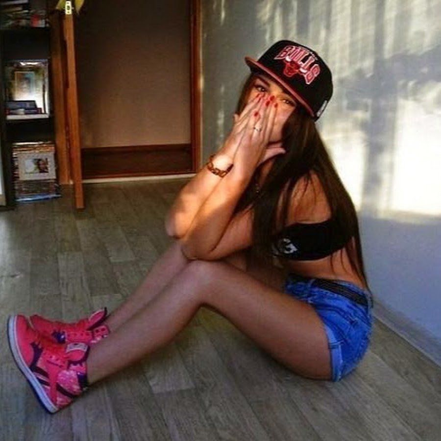 Брюнетка в бейсболке без лица