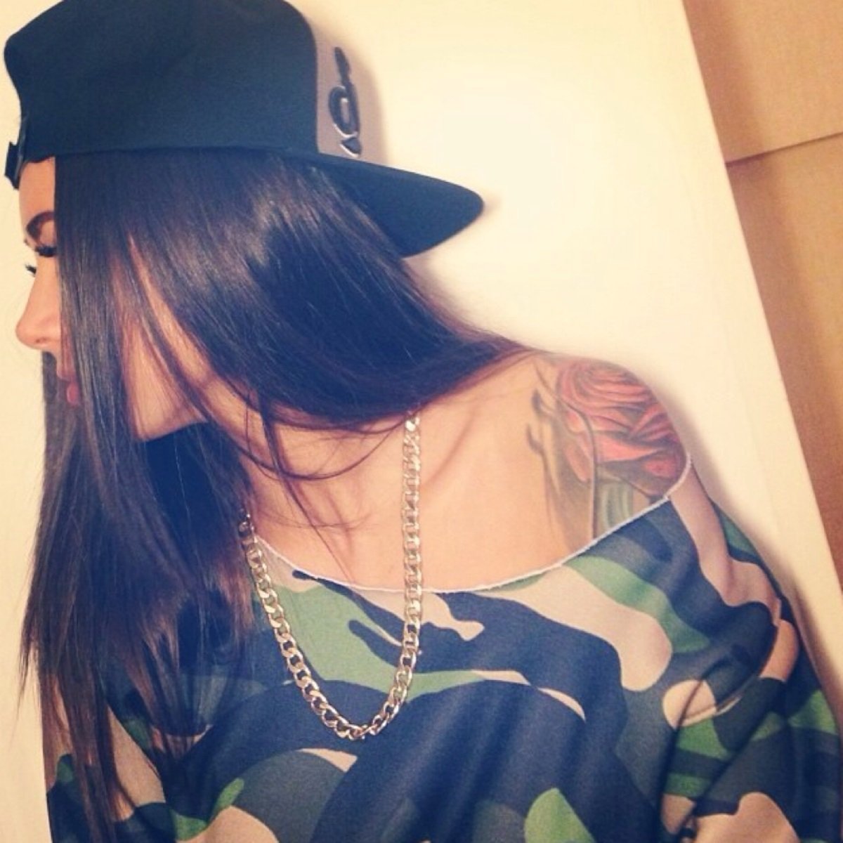 Брюнетка в бейсболке