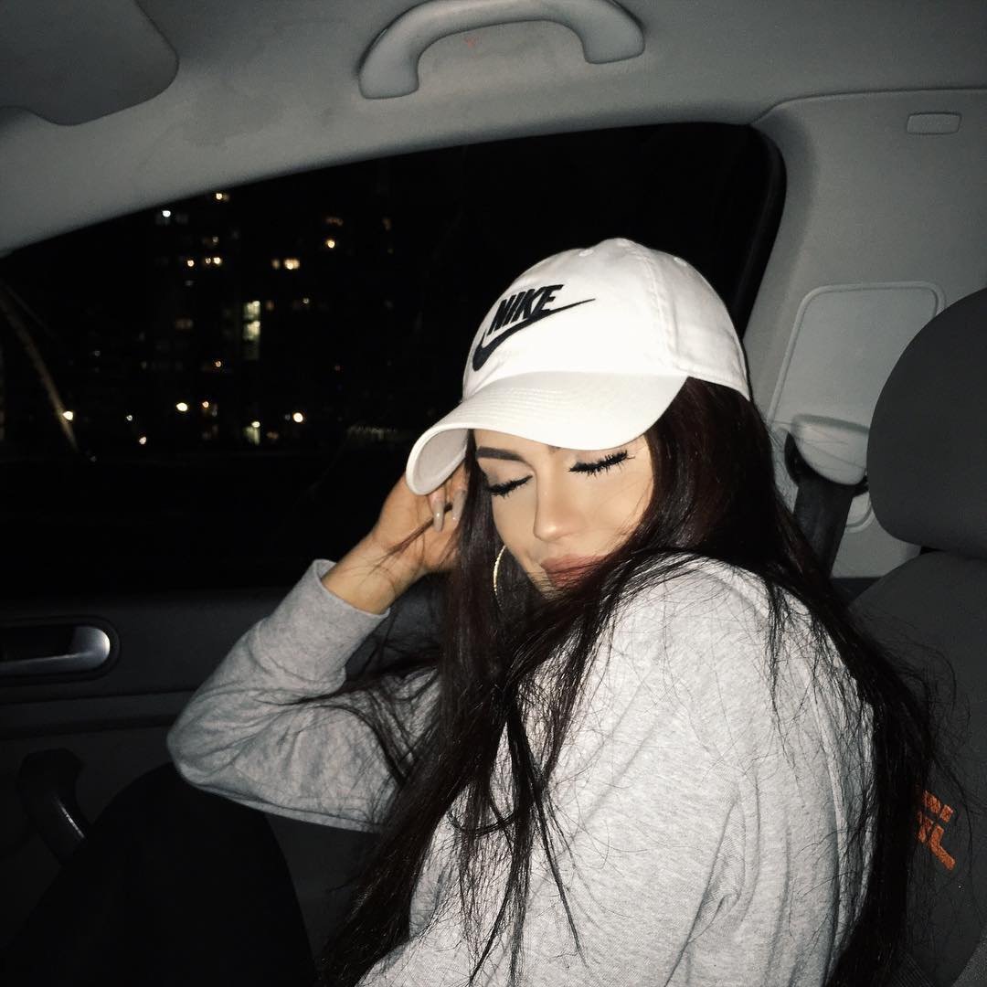 Девушка в кепке в машине