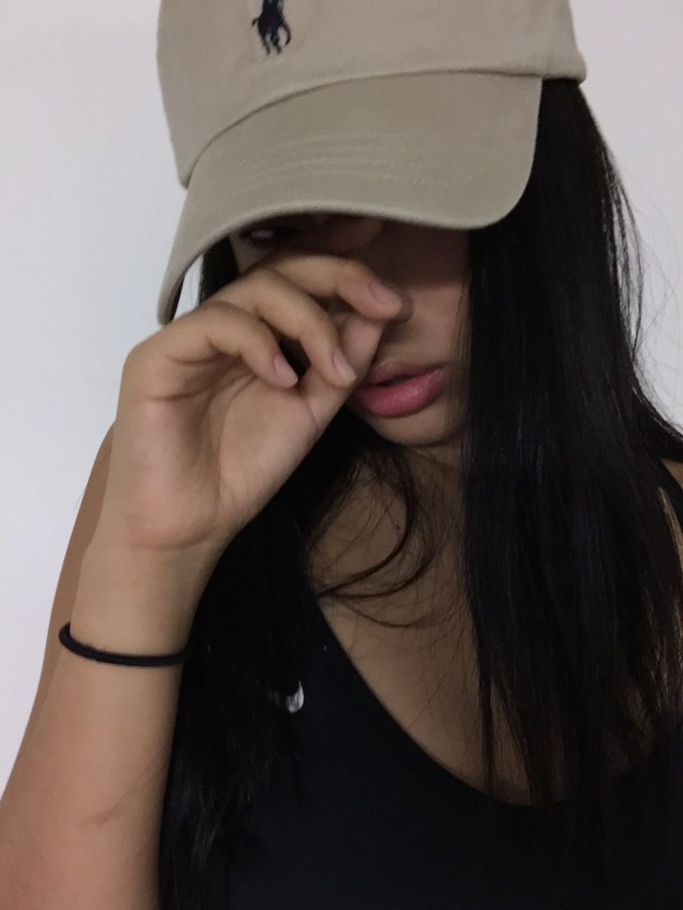 Девушка брюнетка в бейсболке