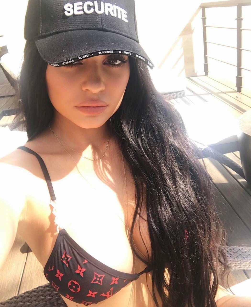 Кайли Дженнер в кепке