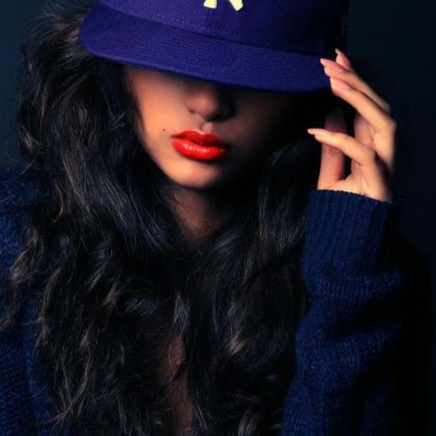 Девушка в кепке