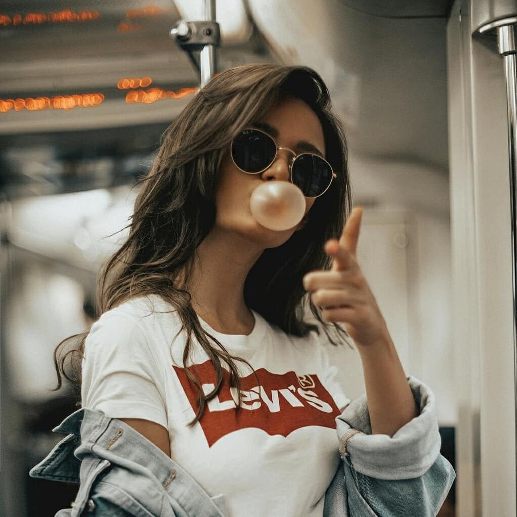 Блондинка в спортивном костюме