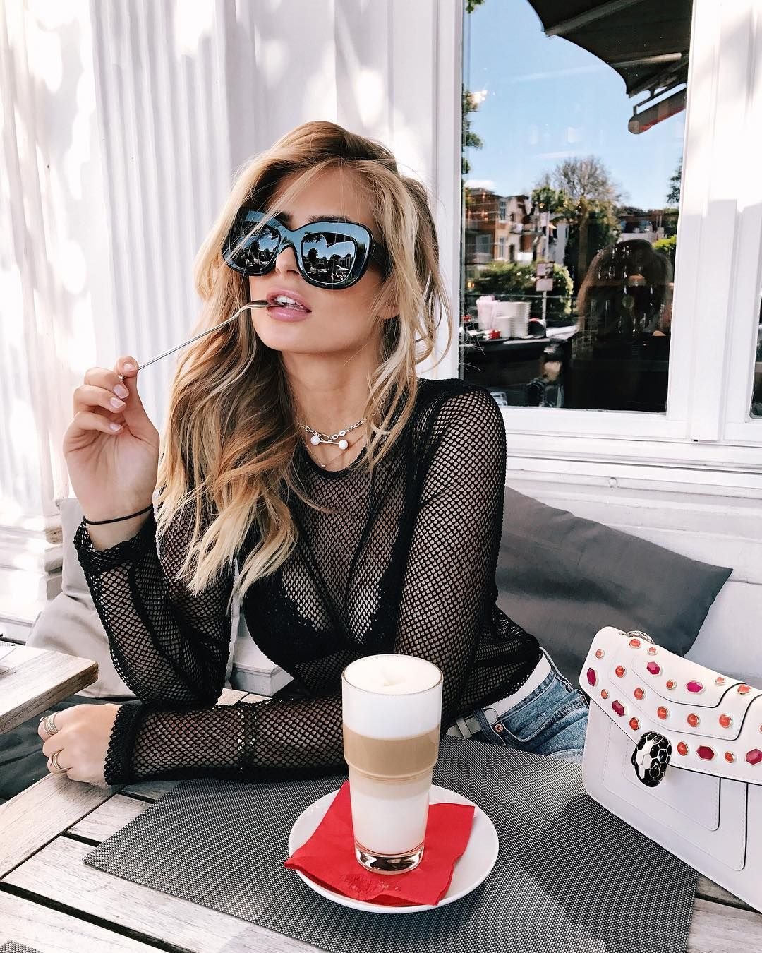 Макияж с черными губами для блондинок