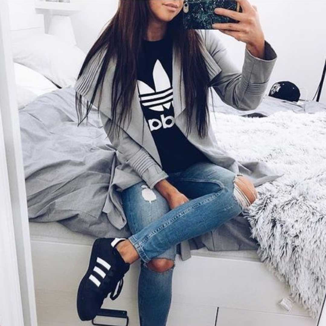 Красивая девушка в кепке