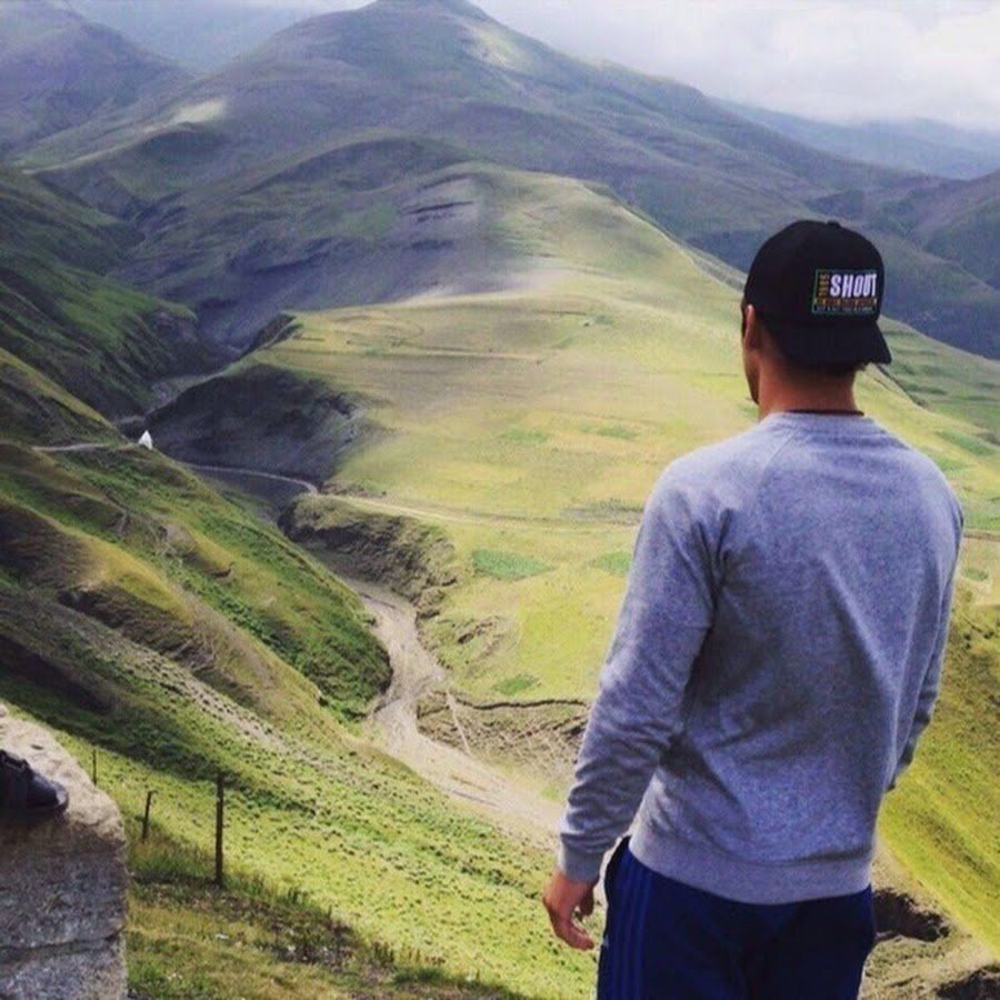 Парень в горах со спины