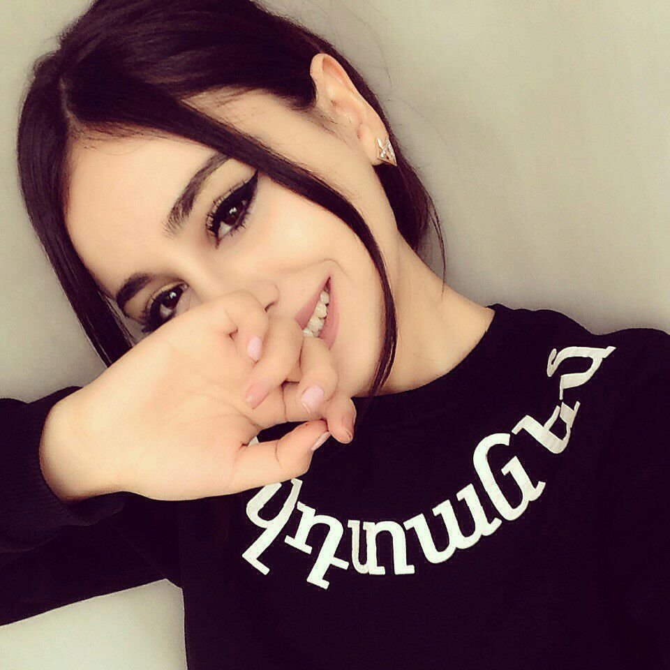 Бандитка в хиджабе надпись