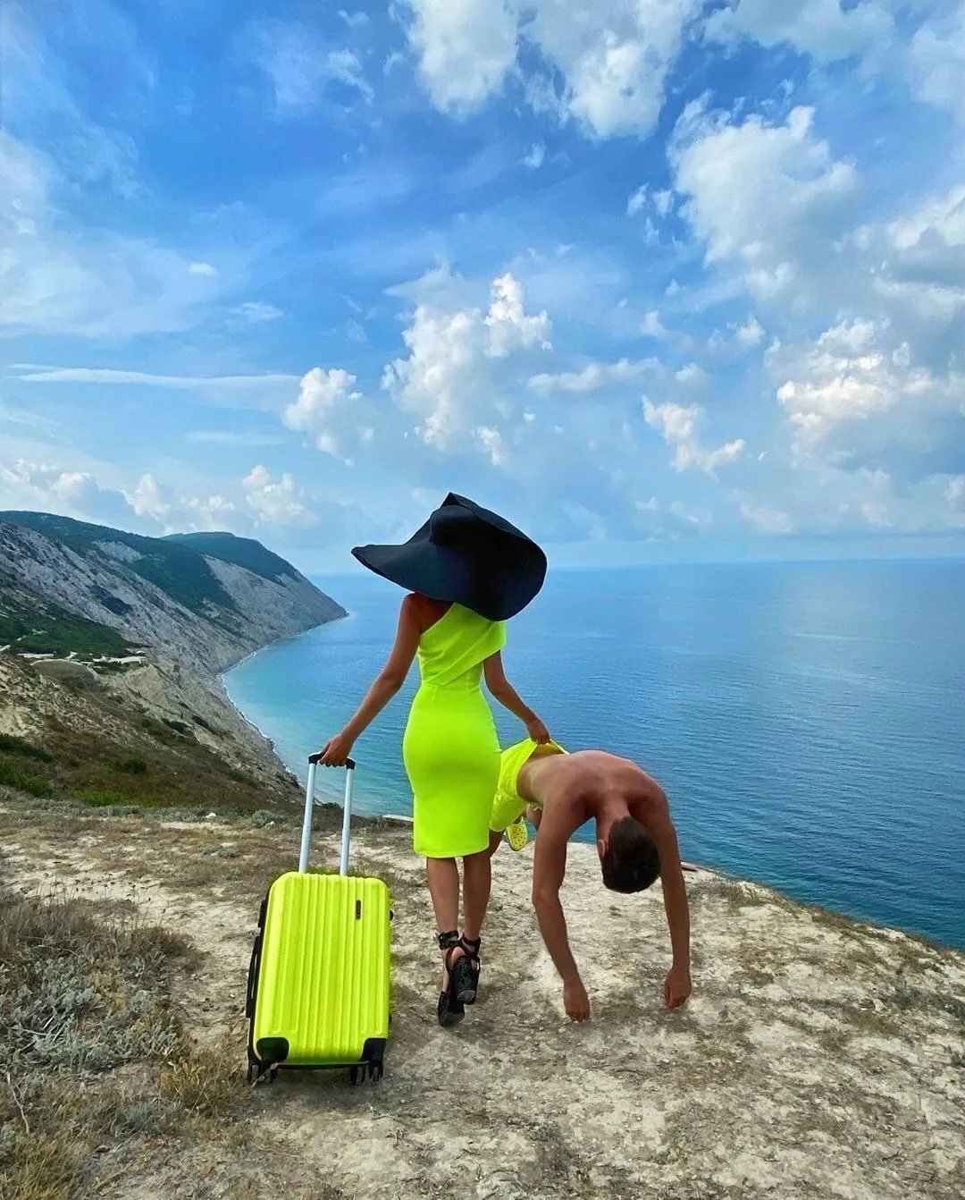 Девушка в шляпе на море