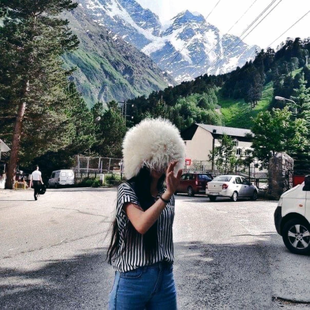 Девушка в папахе