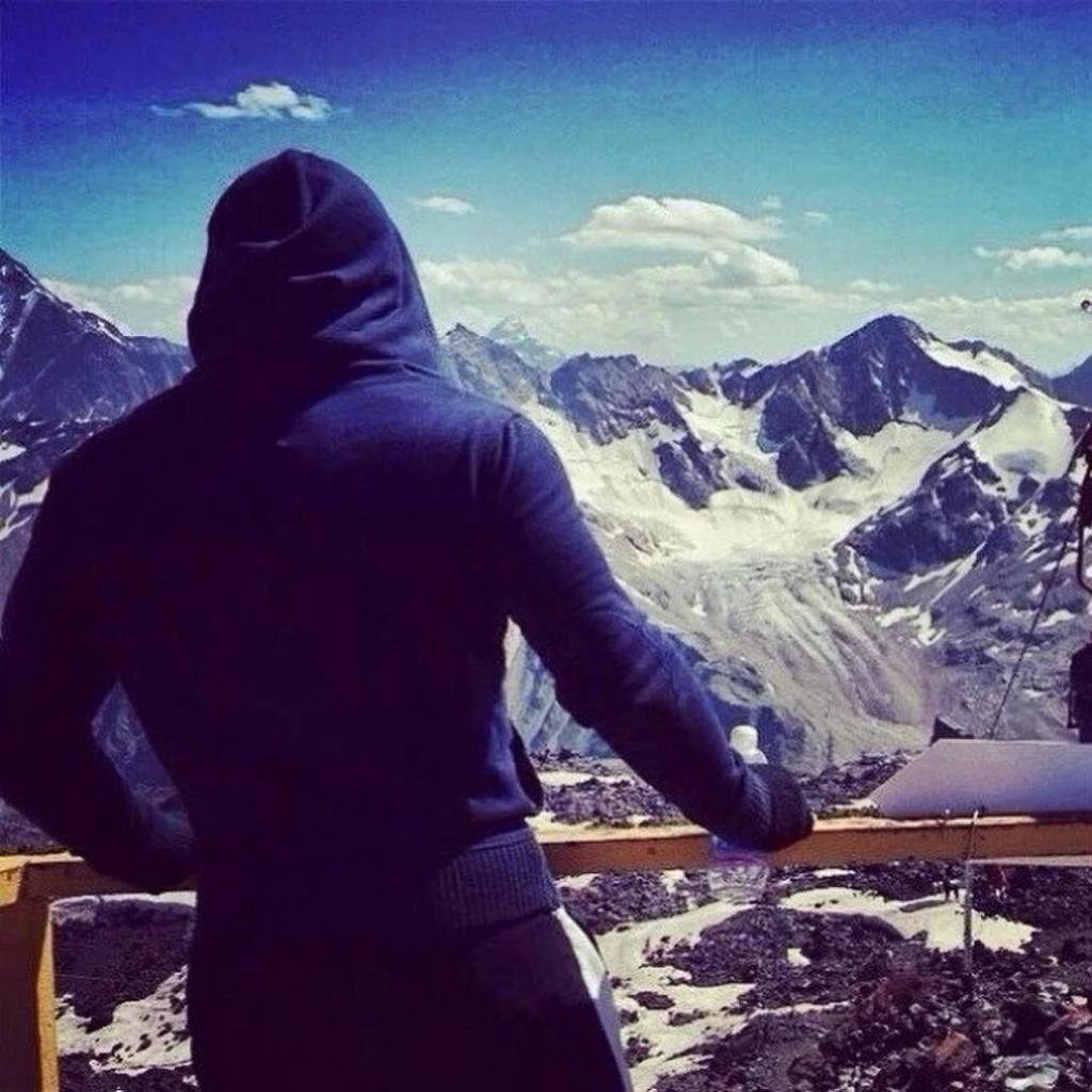 Мужчина мусульманин со спины