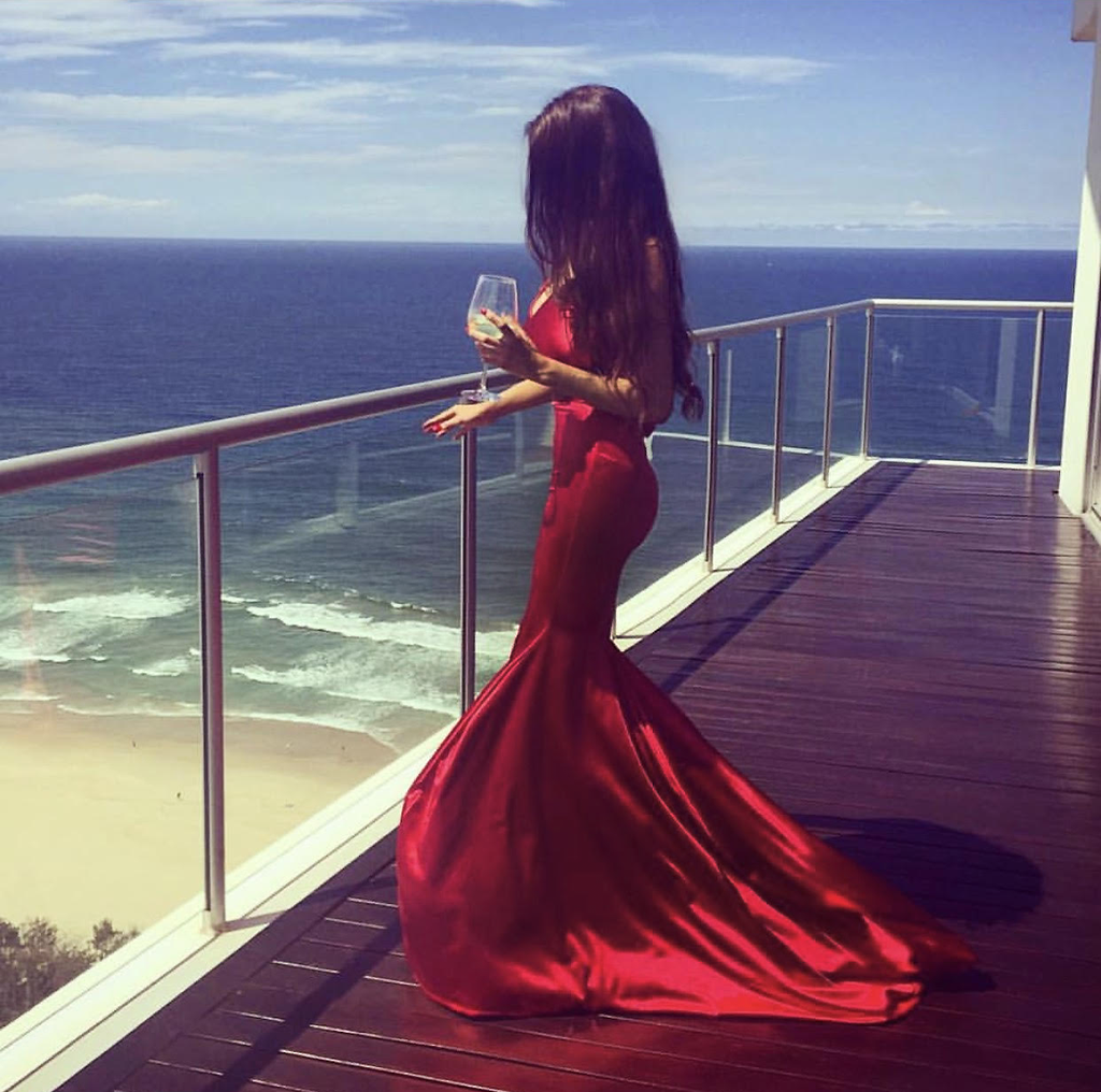 Брюнетка в Красном платье