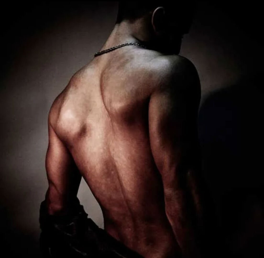 Спина парня Эстетика без лица