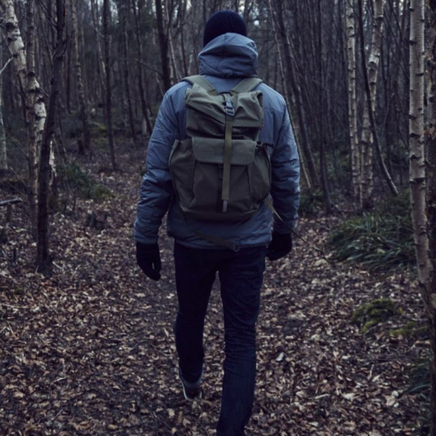 Со спины в капюшоне