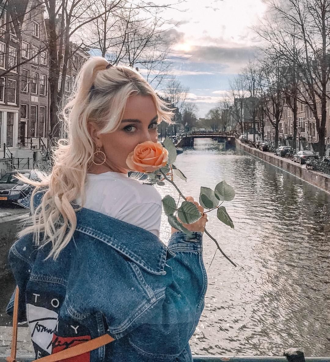 Девушка с айфоном