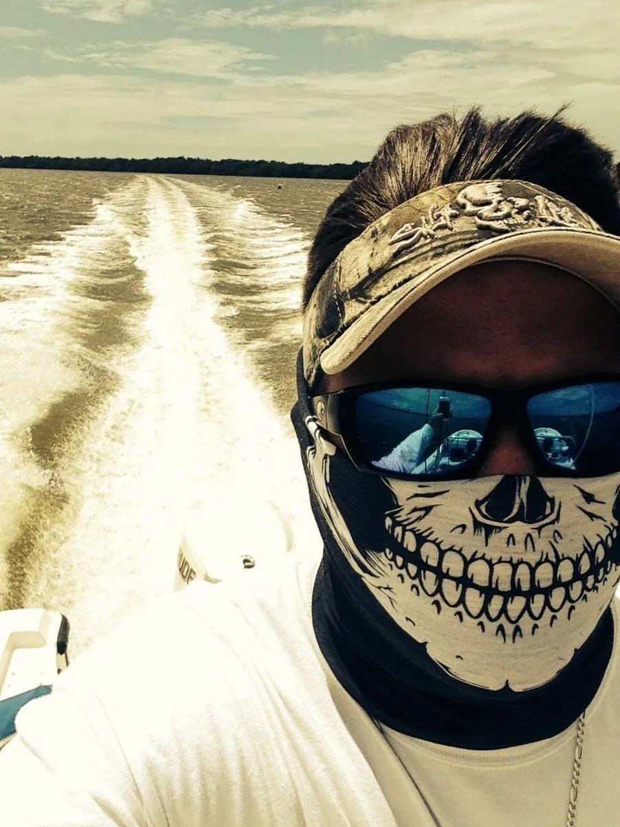 Пышная блондинка с тату на ноге