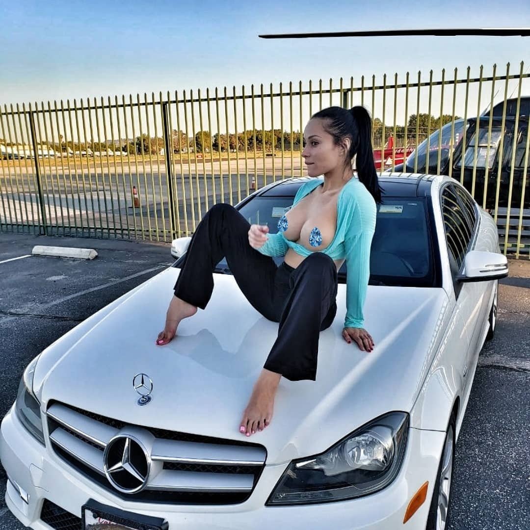 Девушка с ВЕЙПОМ