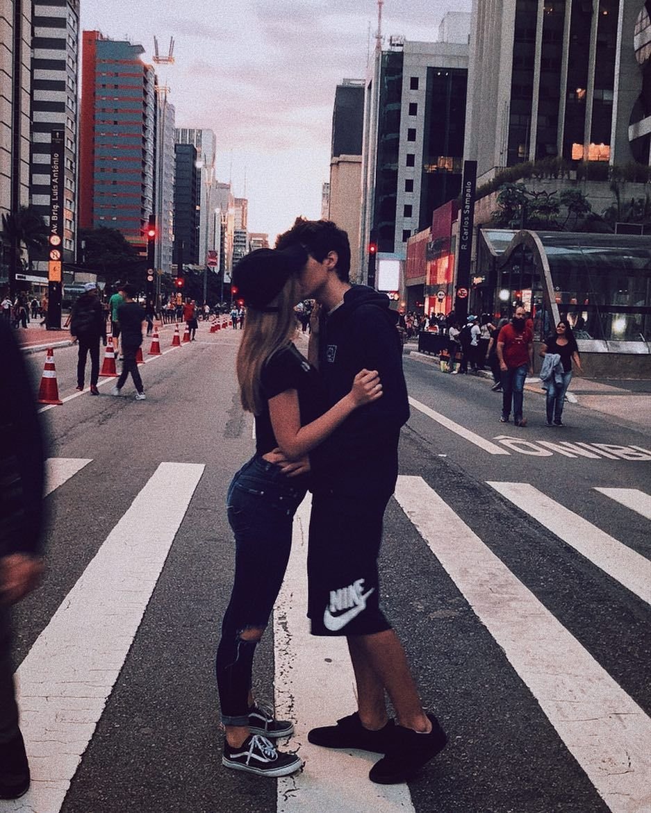 Блондин и брюнетка