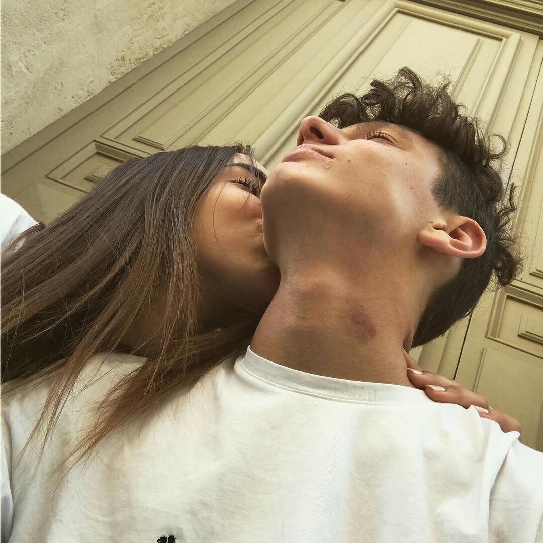 Парень заботится о девушке