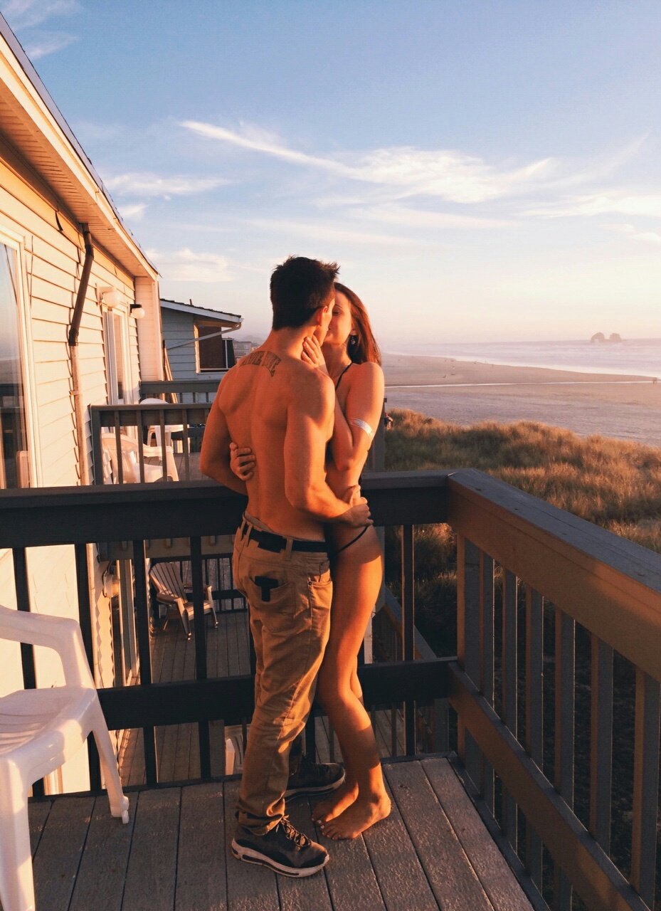 Парень с девушкой на море