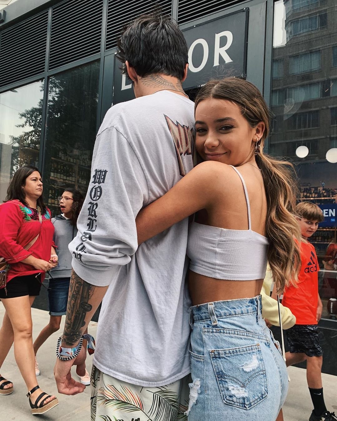 Пара обнимается