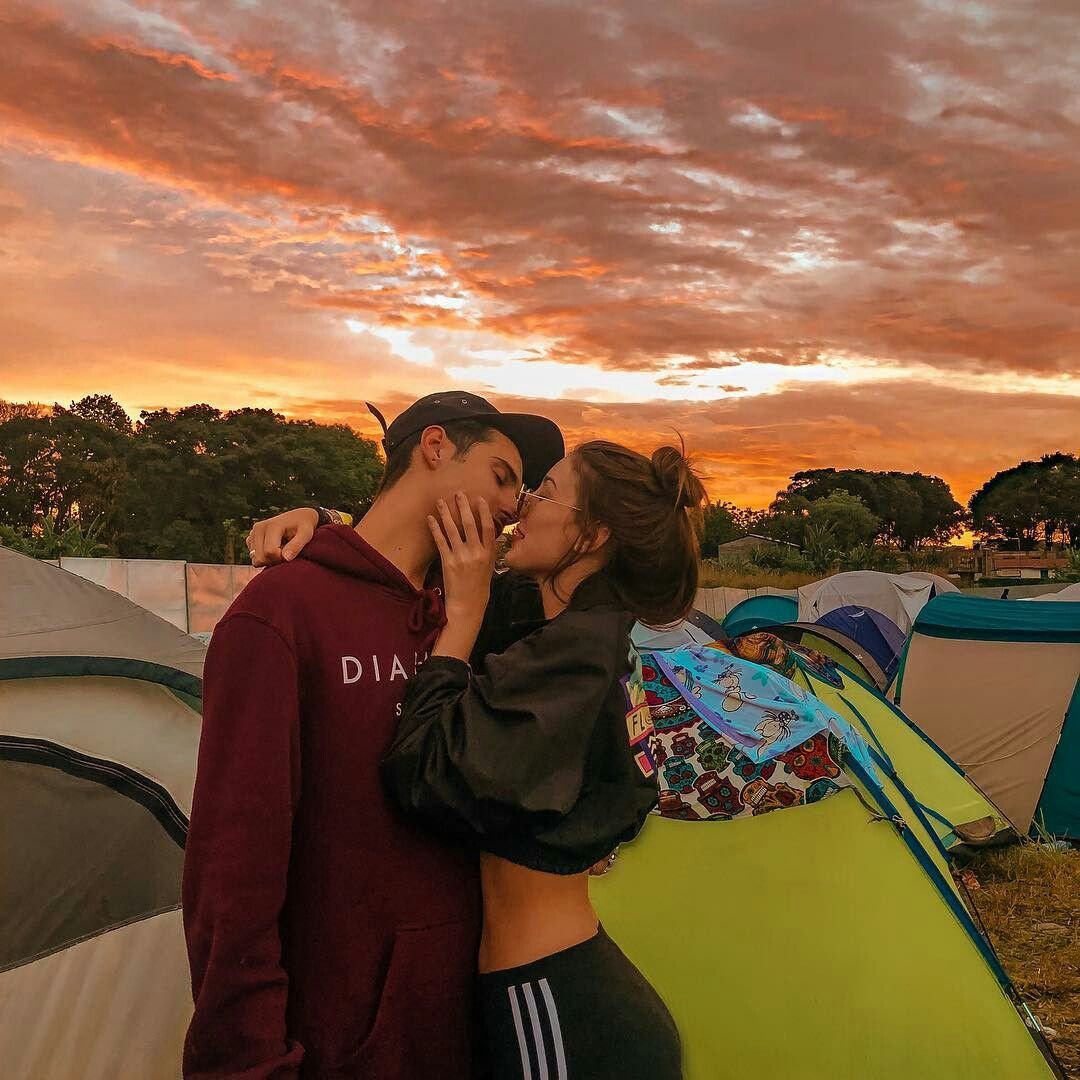 Парень с девушкой в зеркале