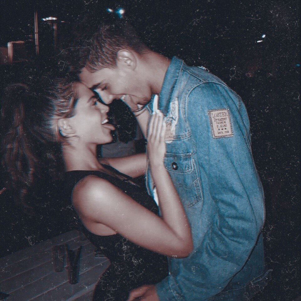 Селфи пары в зеркале