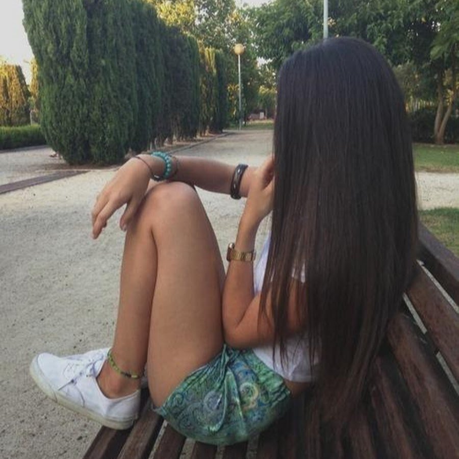 Молодые девушки в юбках