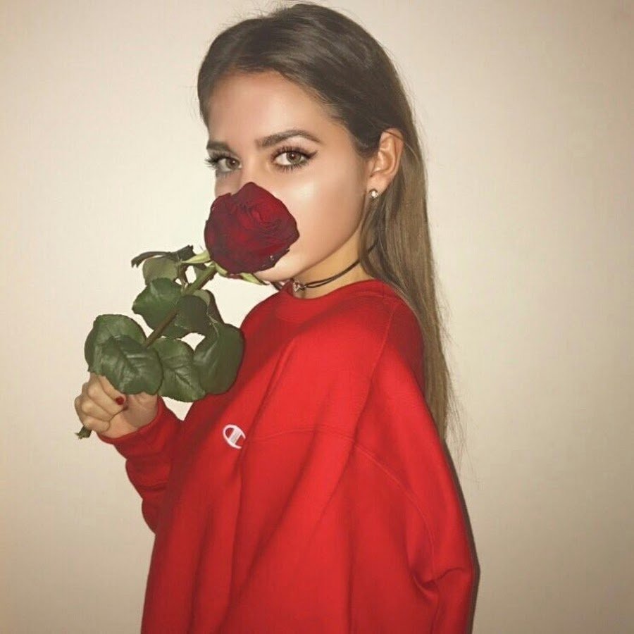 Ева Эльфи в очках