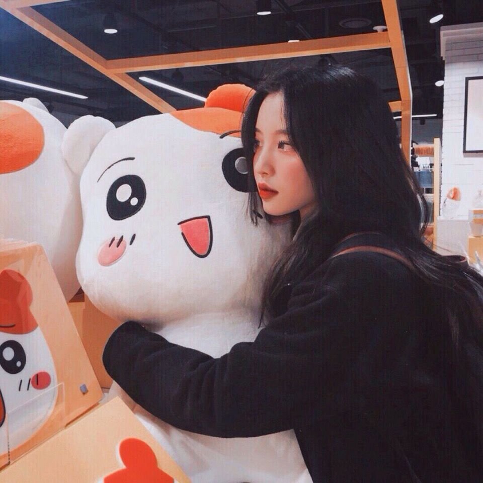 Кореянки в кепках с короткими волосами