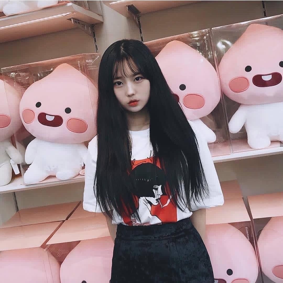 Кореянка милая с игрушкой